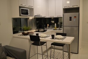Monolocale (Apartment) | Angolo cottura privato | Frigorifero con congelatore, microonde, forno, piano cottura