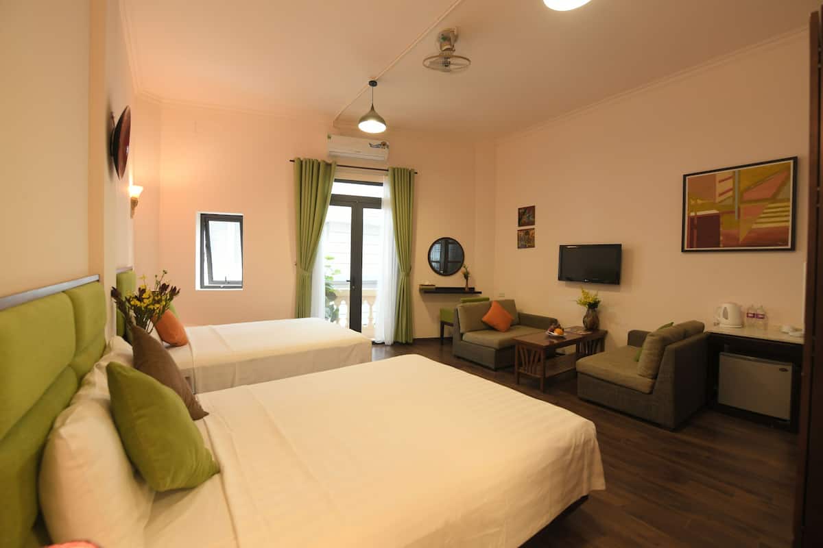 Chambre familiale, 2 grands lits | Minibar, coffre-fort, bureau, accès au Wi-Fi (inclus)