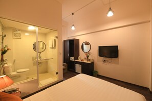 Habitación doble Deluxe | Baño | Regadera, amenidades de baño gratuitas, secadora de cabello, pantuflas 