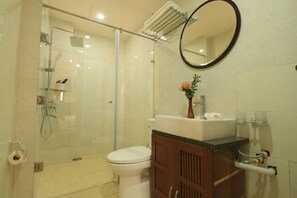 Buồng tắm vòi sen, đồ dùng nhà tắm miễn phí, máy sấy tóc 