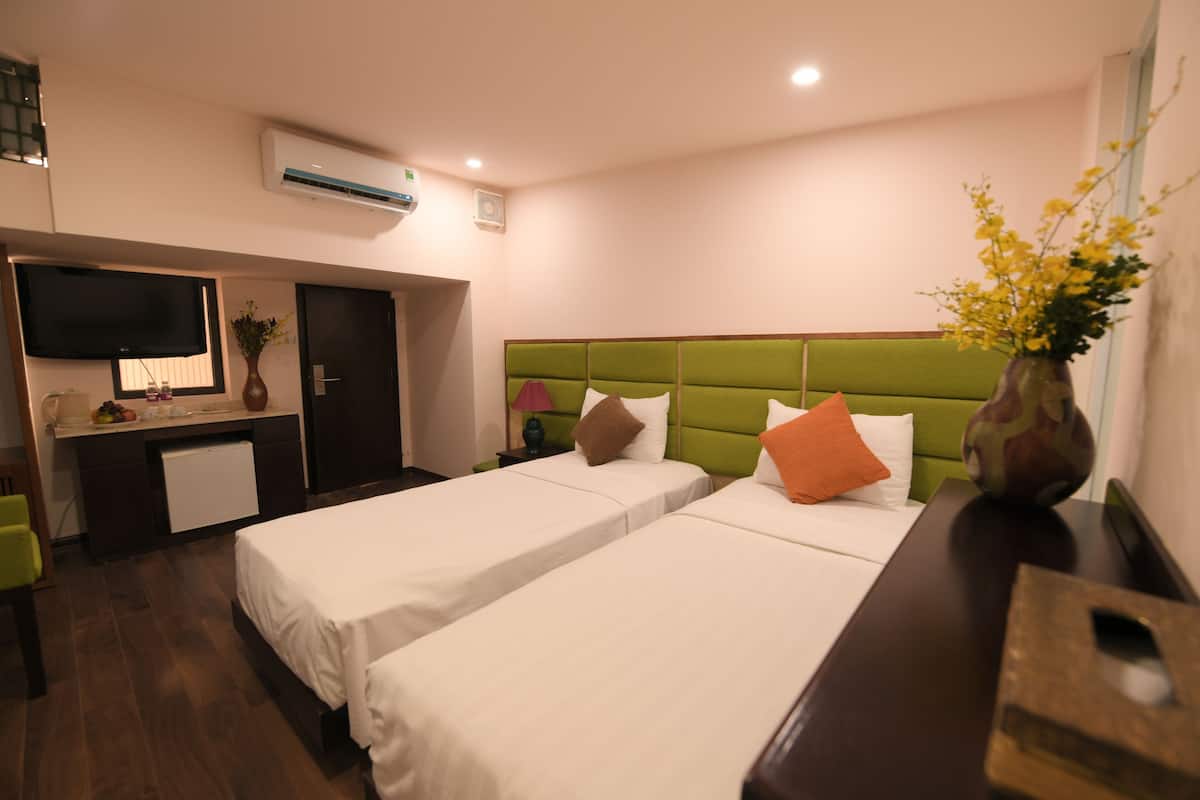 Chambre supérieure avec lits jumeaux | Minibar, coffre-fort, bureau, accès au Wi-Fi (inclus)