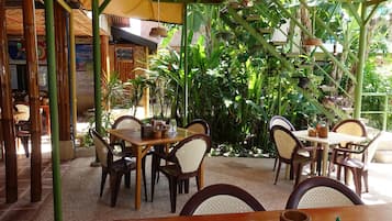 供應早餐、午餐、晚餐;本地及多國菜
