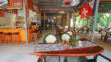 供應早餐、午餐、晚餐;本地及多國菜