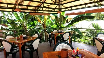 Sarapan dihidangkan, masakan tempatan dan antarabangsa