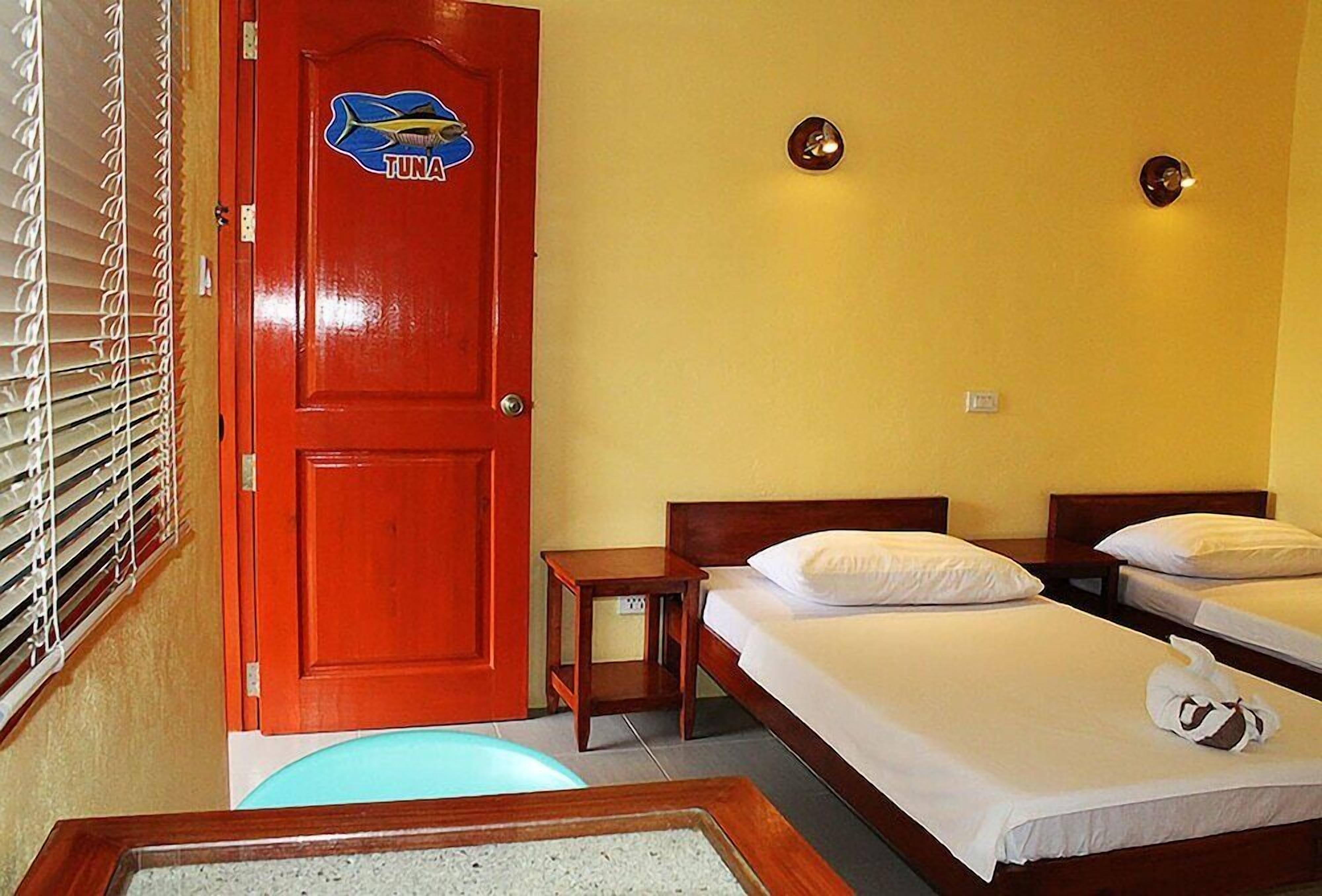 In-room safe, desk, bed sheets