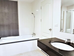 Kahden hengen huone | Kylpyhuone | Erillinen kylpyamme ja suihku, syvä kylpyamme, ilmaiset hygieniatuotteet