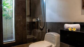 Shower, free toiletries