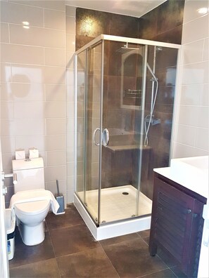 Superior Apartment, Balcony, Sea View | Bathroom | Shower, rainfall showerhead, free toiletries, hair dryer - KB Apartments 1 Karon Beach by PHR (Karon)