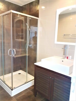 高级公寓, 阳台, 海景 | 浴室 | 淋浴设施、大花洒淋浴喷头、免费洗浴用品、吹风机