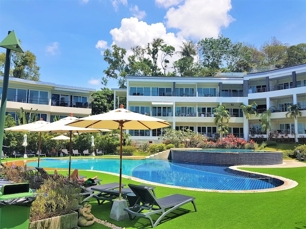 屋外プール、営業時間 8:00 ～ 20:00、プール パラソル、サンラウンジャー