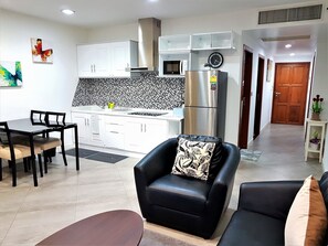 Two Bedrooms Apartment | Wohnbereich | Flachbildfernseher