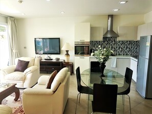 Two Bedroom Apartment  | 起居區 | 平面電視