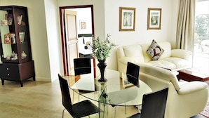 Two Bedroom Apartment  | 起居區