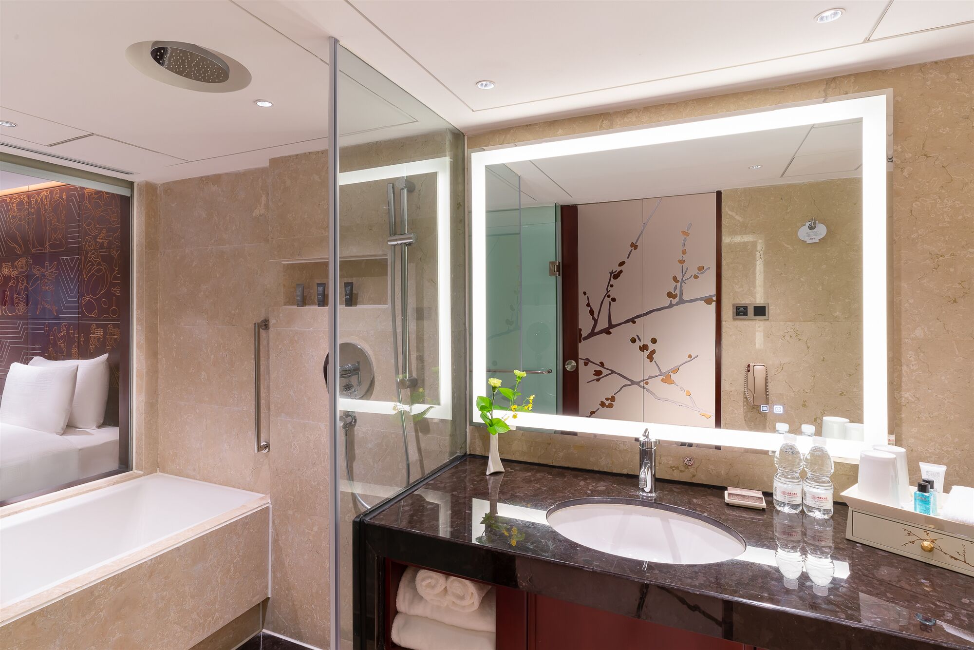 Une salle de bain moderne avec un grand miroir, un lavabo et une douche à l’italienne.