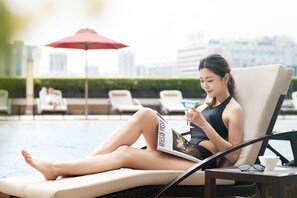 Deluxe Room | Minibar, in-room safe, desk, blackout drapes - China Hotel (Guangzhou)