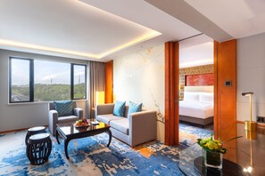 Suite – executive, 1 queensize-seng, ikke-røyk | Minibar, safe på rommet, skrivebord og blendingsgardiner