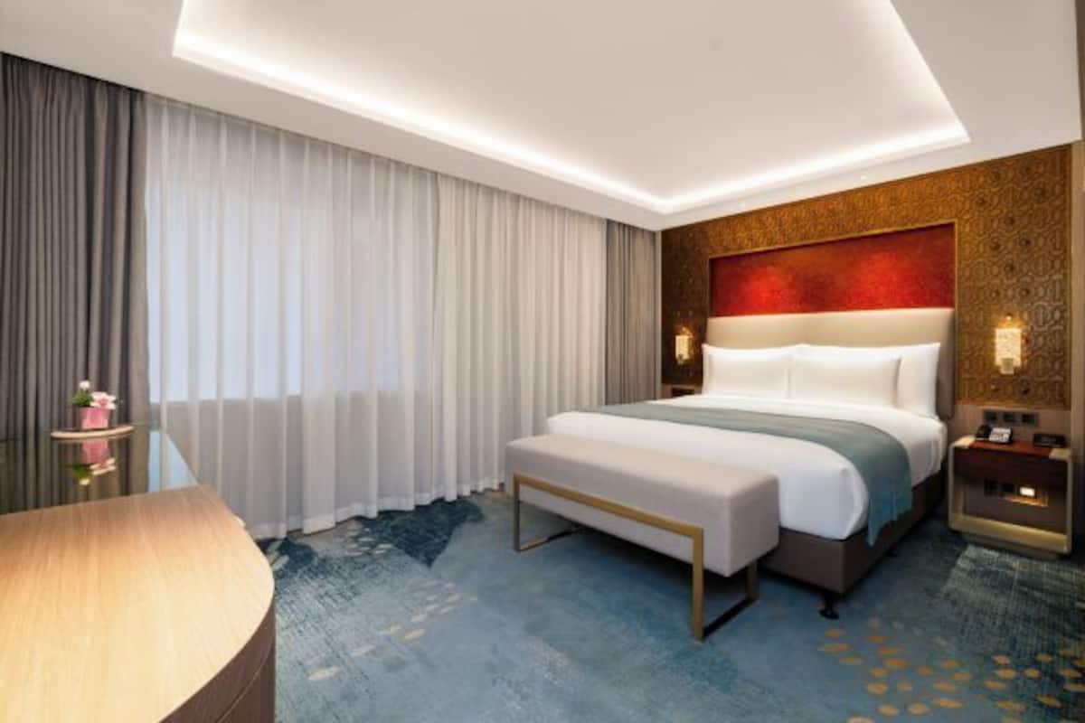 Minibar, Zimmersafe, Schreibtisch, Verdunkelungsvorhänge