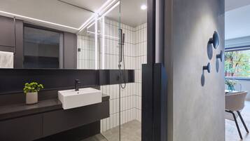Shower, rainfall showerhead, free toiletries, hair dryer