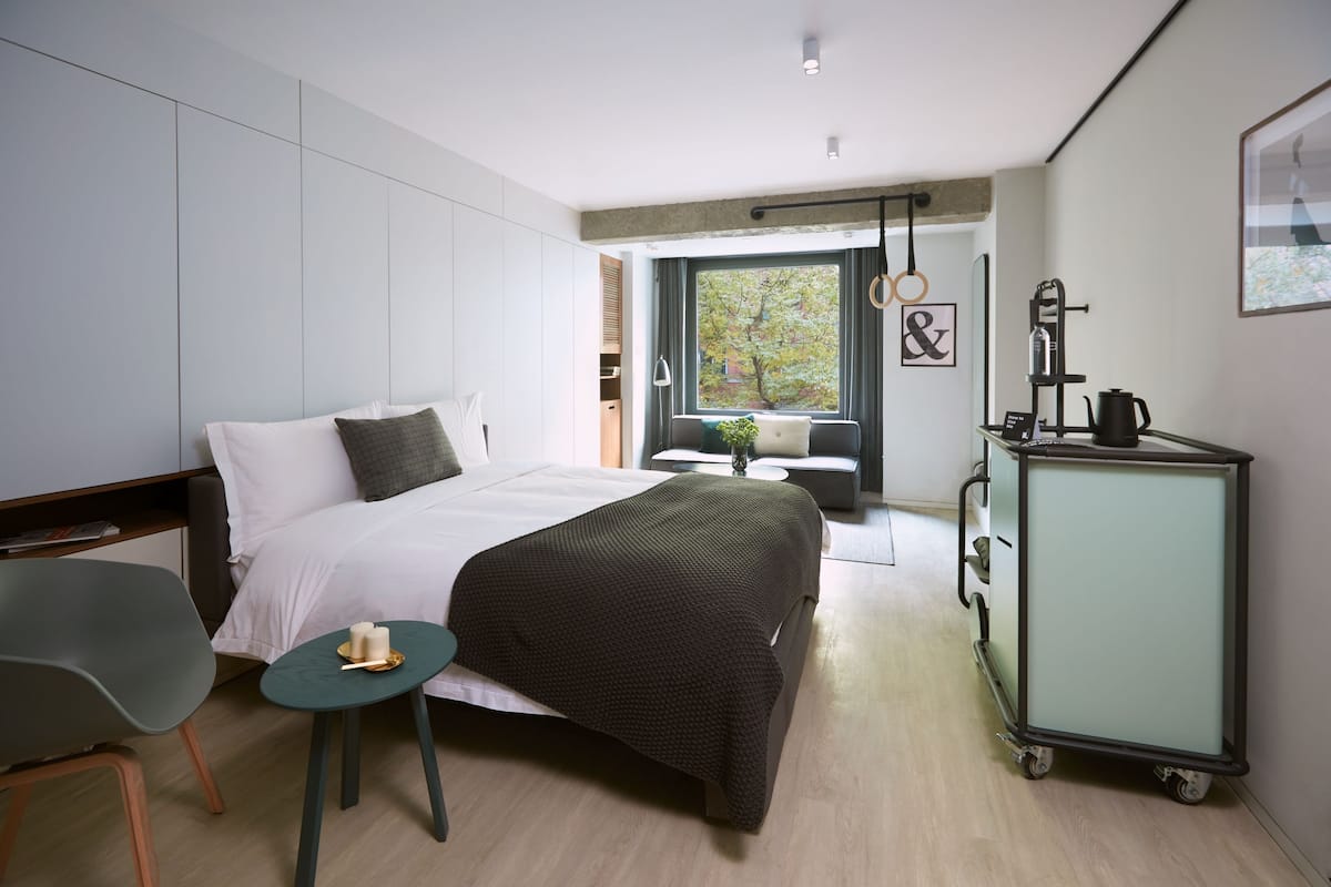 Hutong Studio | Egyptian cotton sheets, premium bedding, down duvets, pillow-top beds