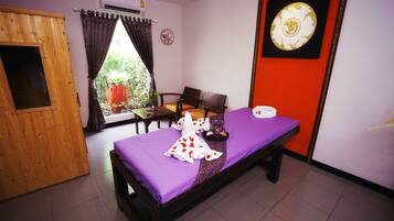 Couples treatment room(s), sauna, hot tub, steam room