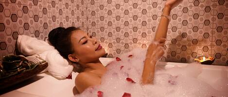 Couples treatment room(s), sauna, hot tub, steam room