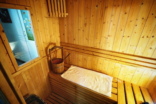 Salas para tratamentos a dois, sauna seca, banheira de hidromassagem