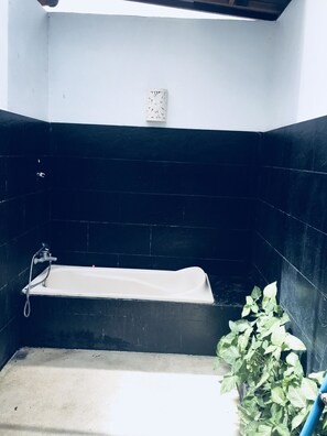 Standard Room, 1 Queen Bed, Non Smoking | Bathroom | Combined shower/tub, deep soaking tub