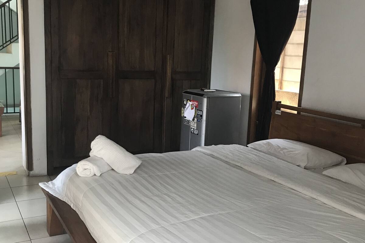 Standard Room, 1 Queen Bed, Non Smoking | Desk, free WiFi