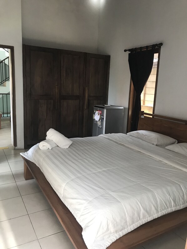 Standard Room, 1 Queen Bed, Non Smoking | Desk, free WiFi