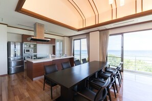 Maison | Repas dans la chambre