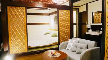 Traditional Quadruple Room, Non Smoking | Individually decorated, individually furnished, blackout drapes