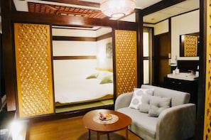 Habitación cuádruple tradicional, para no fumadores | Decoración personalizada, muebles diferentes y cortinas blackout 