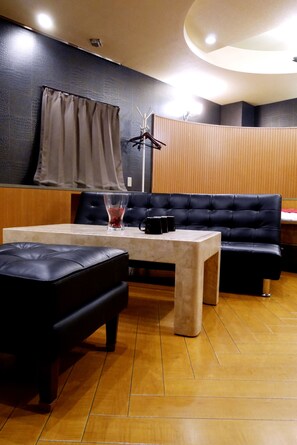Decoración personalizada, muebles diferentes y cortinas blackout