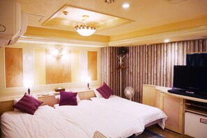 Deluxe Quadruple Room | Individually decorated, individually furnished, blackout drapes - Hotel Samurai (Osaka)