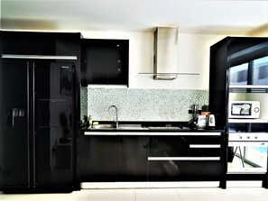 Exclusive Apartment, 2 Bedrooms, Sea View | Private kitchen