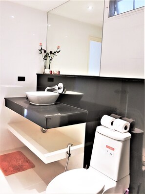 익스클루시브 아파트, 침실 2개, 바다 전망 | 욕실 | 샤워 시설, 무료 세면용품, 헤어드라이어, 타월