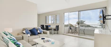 Panoramic Apartment, 2 Bedrooms, Ocean View | Living area