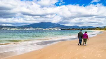 In Strandnähe, Sonnenschirme, Strandtücher
