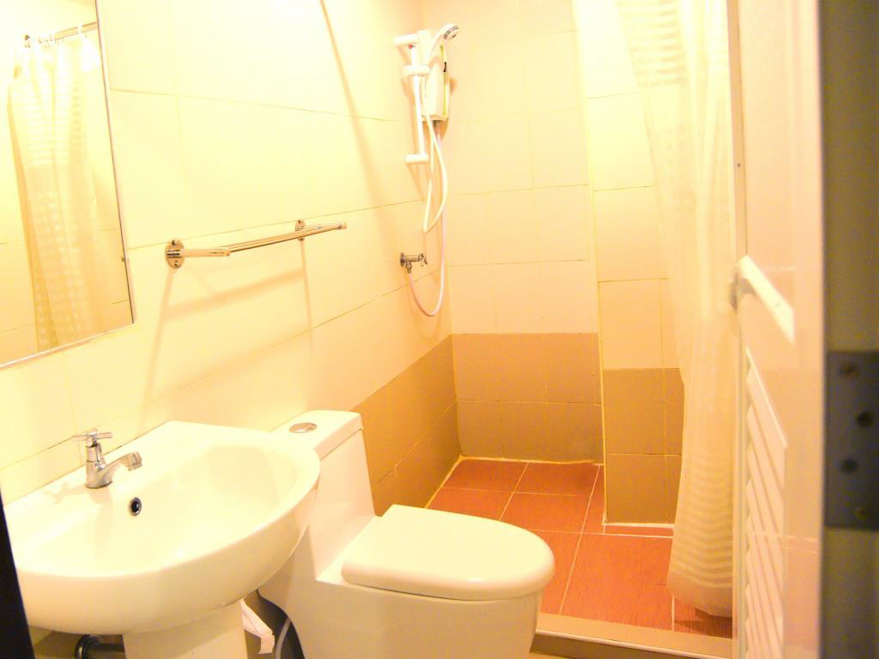 shower, free toiletries, towels