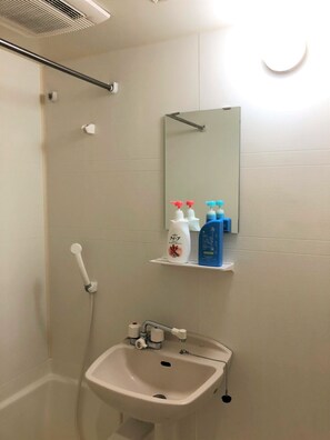 Dubbelrum (No Towel Provided) | Badrum | Badkar/dusch, djupt badkar, gratis toalettartiklar och hårtork
