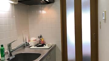 Double Room (No Towel Provided) | Private kitchenette | Fridge, microwave, cookware/dishes/utensils