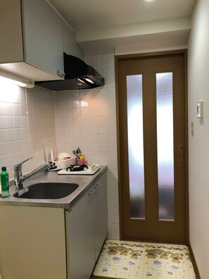 雙人房 (No Towel Provided) | 私人小型廚房 | 雪櫃、微波爐、廚房用具/餐具/器皿