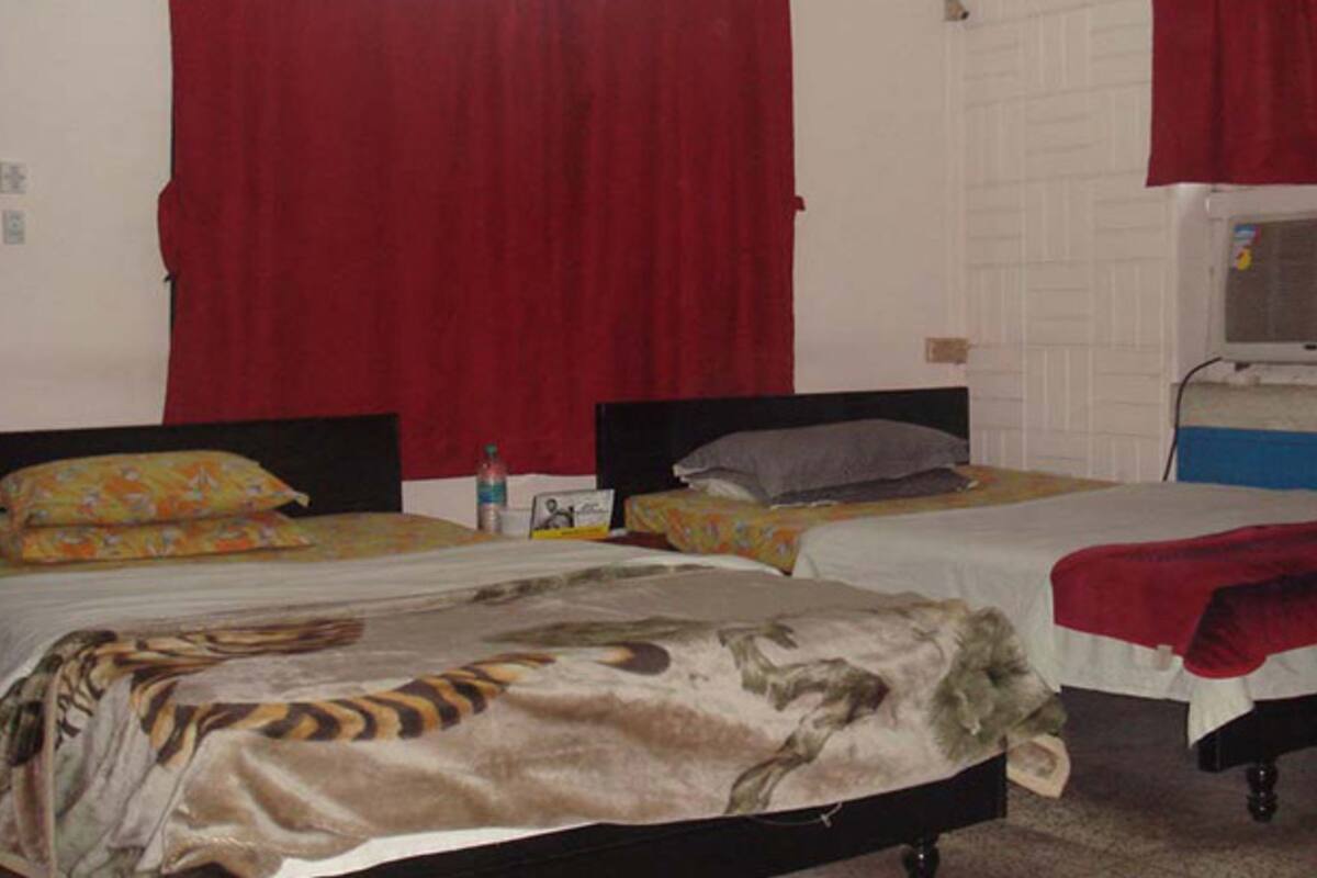 Desk, soundproofing, rollaway beds, free WiFi