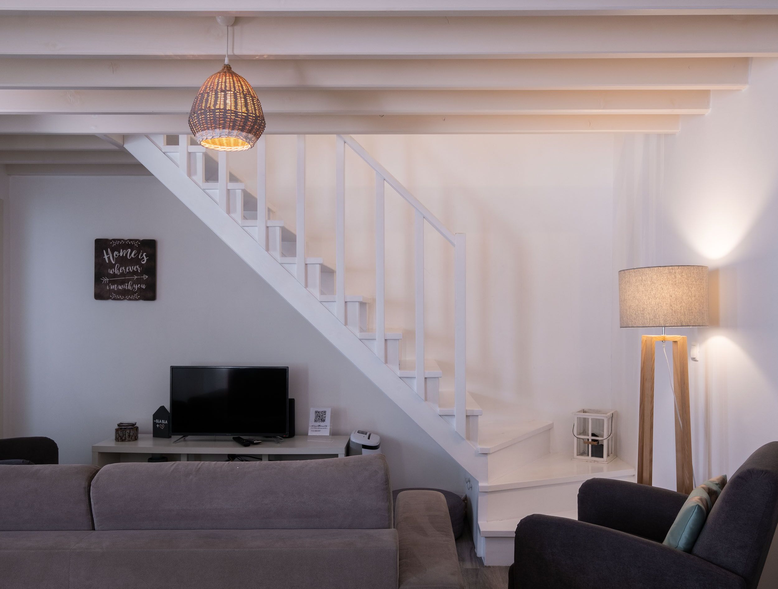 Smart TV, fireplace
