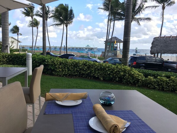 Outdoor dining - Swim with Butterflies! Heat Pool, Butterfly Garden, Screened Patio, Native Birds (Deerfield Beach)