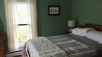 4 bedrooms, desk, iron/ironing board, free WiFi