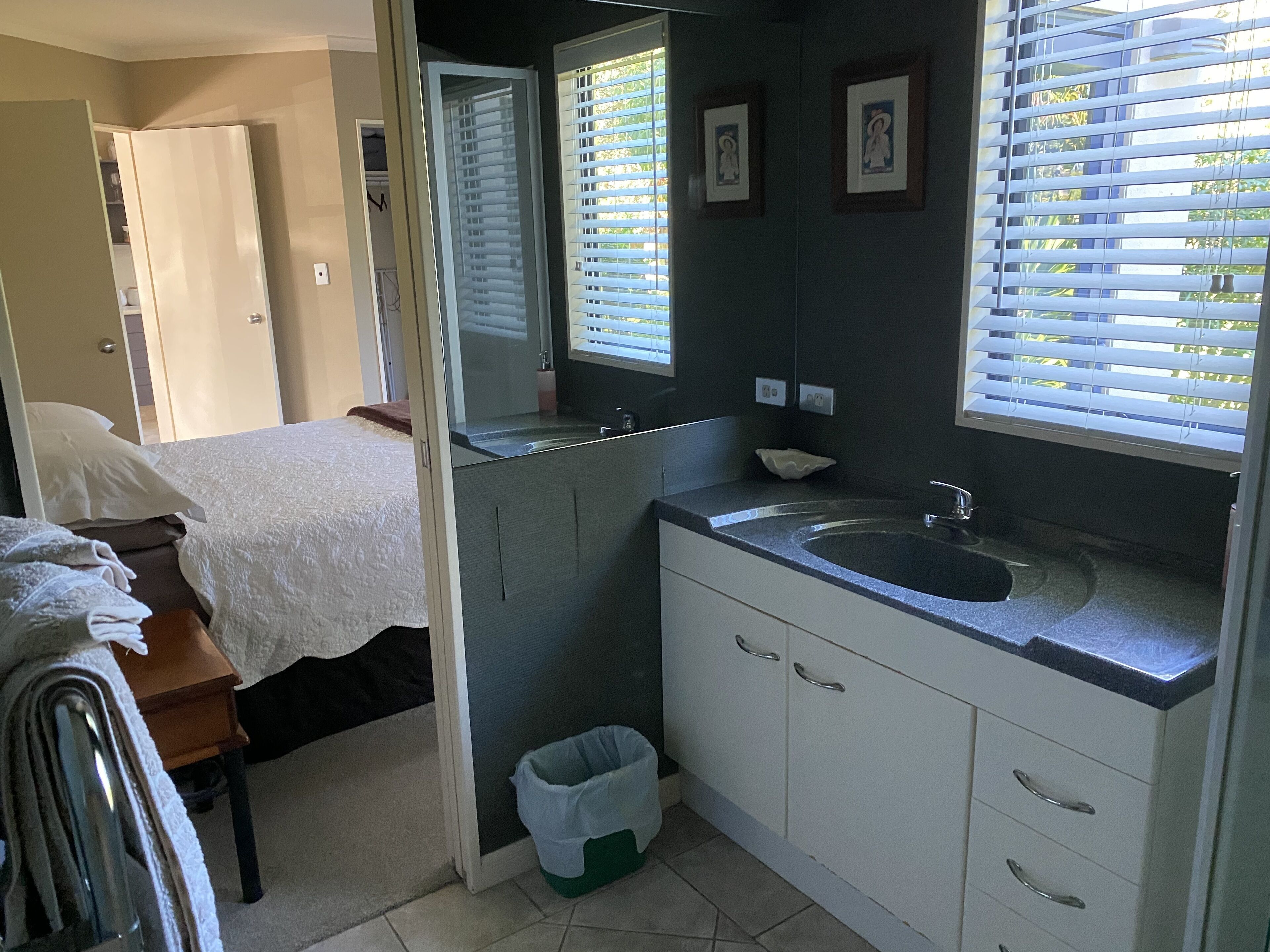 1 chambre, fer et planche à repasser, Wi-Fi gratuit, draps fournis