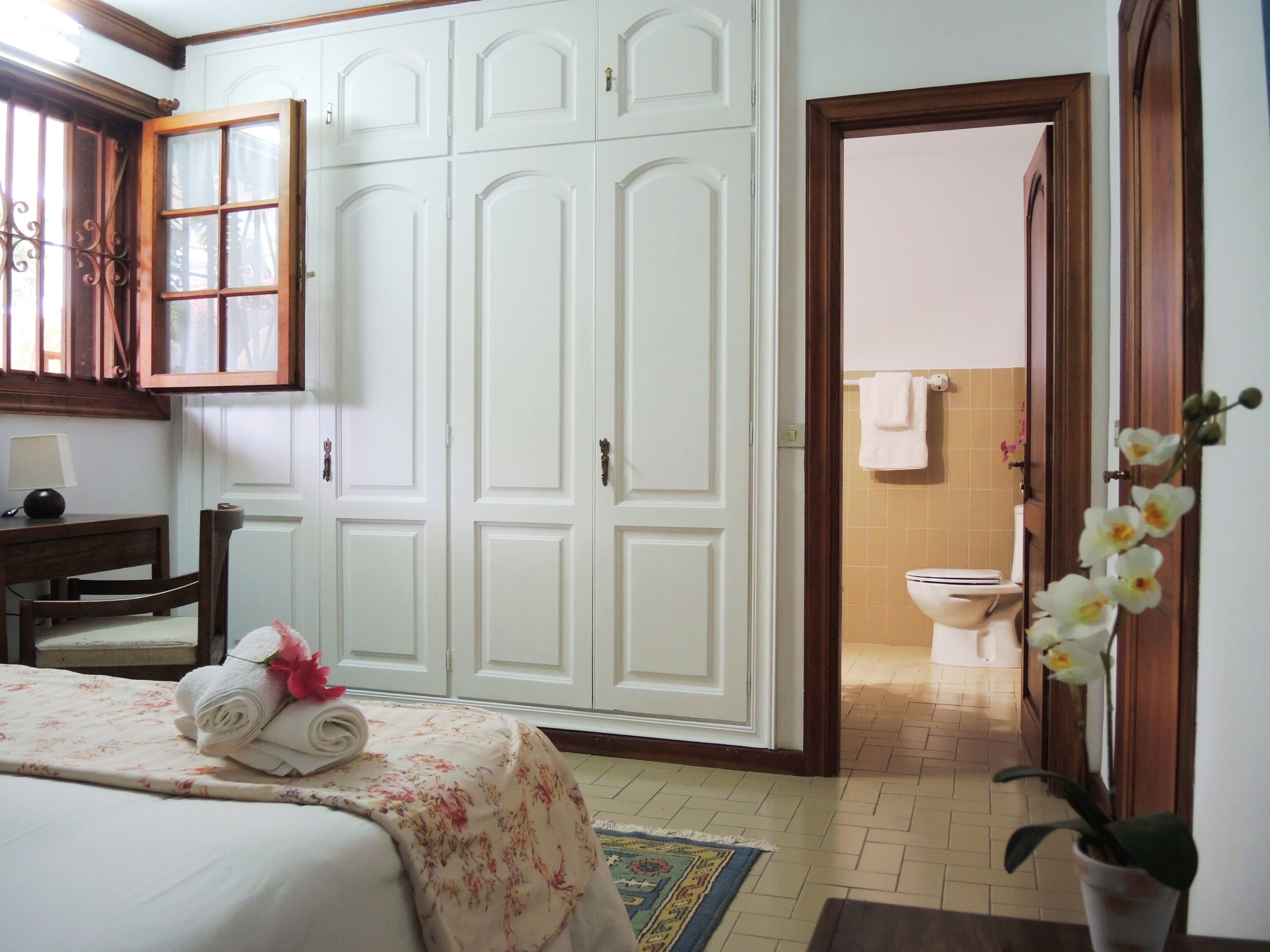 5 slaapkamers, een bureau, een strijkplank/strijkijzer, reisbedje