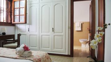 5 slaapkamers, een bureau, een strijkplank/strijkijzer, reisbedje