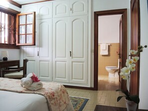 5 dormitoris, escriptori i planxa i posts de planxar 